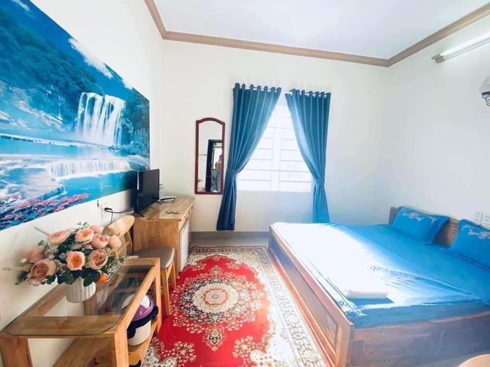 Отель Khach San Ban Me Xanh Буонметхуот Экстерьер фото
